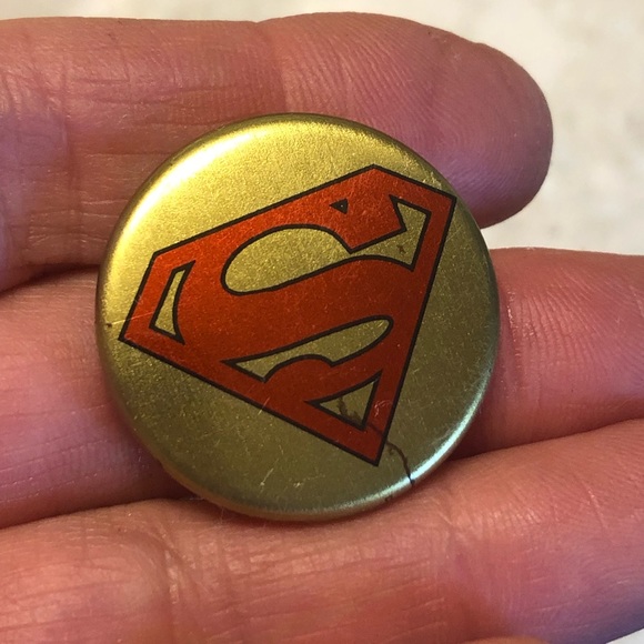 Superman pin DC Comics 2003 gold with red shield superhero - Picture 3 of 7